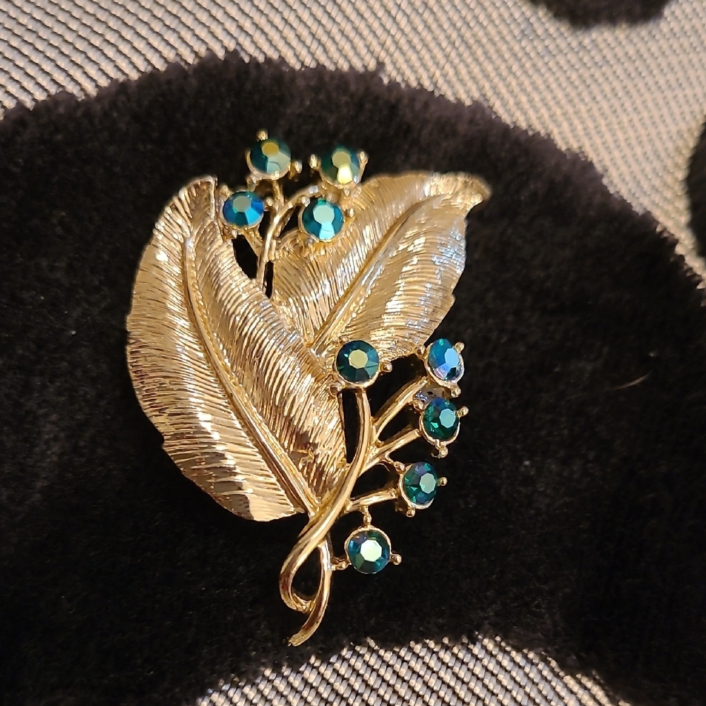 Coro Vintage Goldtone Textured Leaves Brooch with Teal AB Crystal Accent Buds - Picture 5 of 7